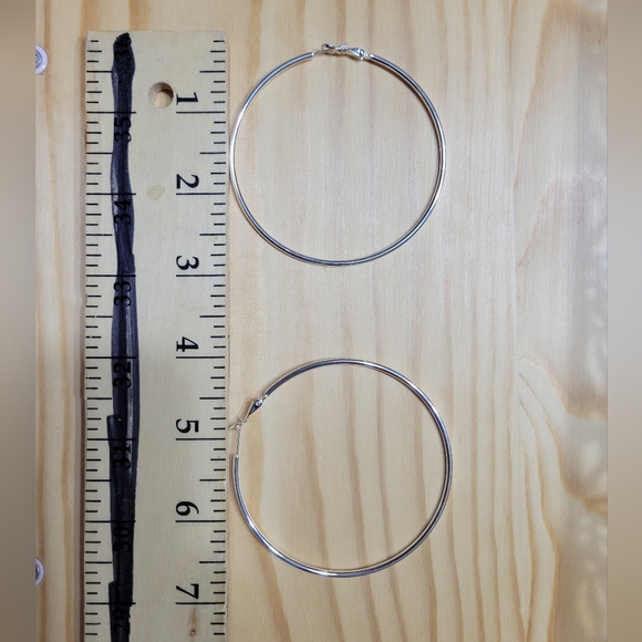 Thin Silver Round Hoop Lightweight Earrings NEW - Picture 8 of 9